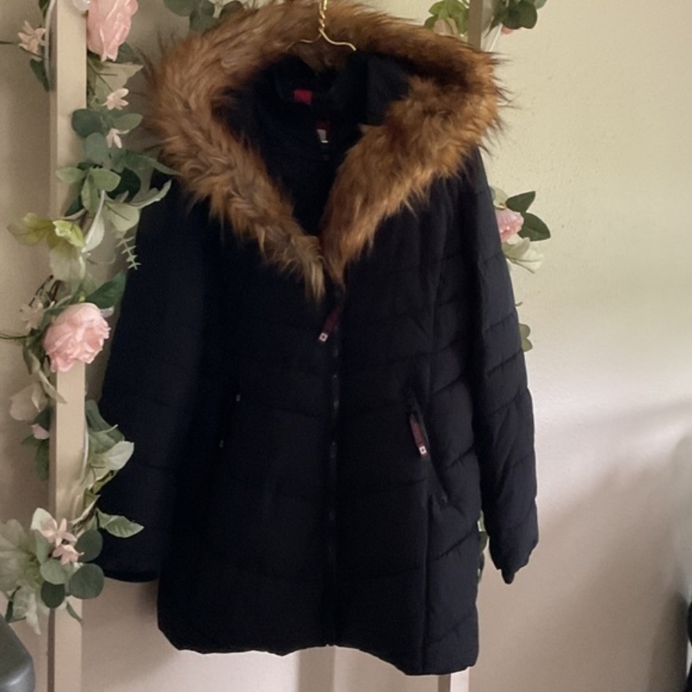 CANADA. Women's Black Puffer Coat with Faux Fur Trim. SIZE L/G